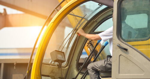 esseci_costruzioni_ man driving a crane to lift up some equipments 1